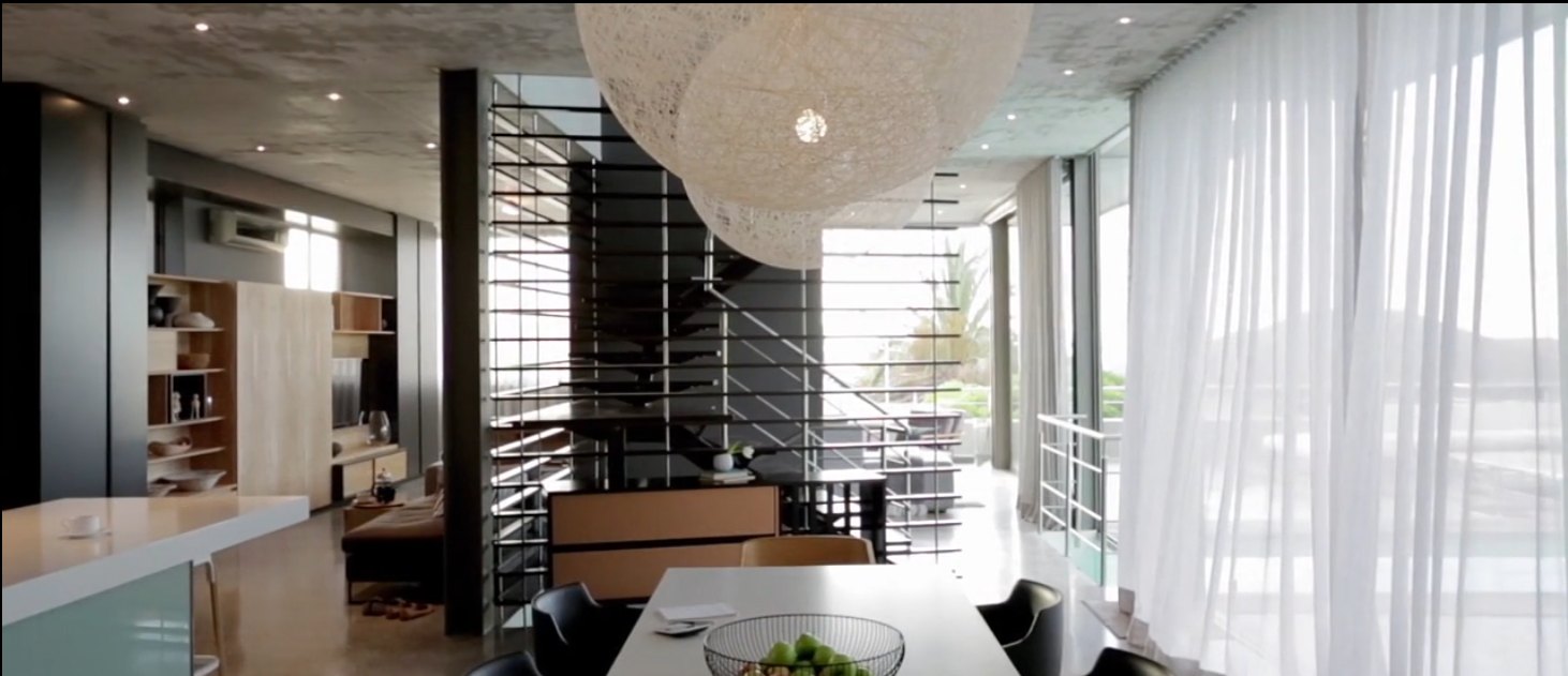 Ambiente ristrutturato - vista scala e sala
